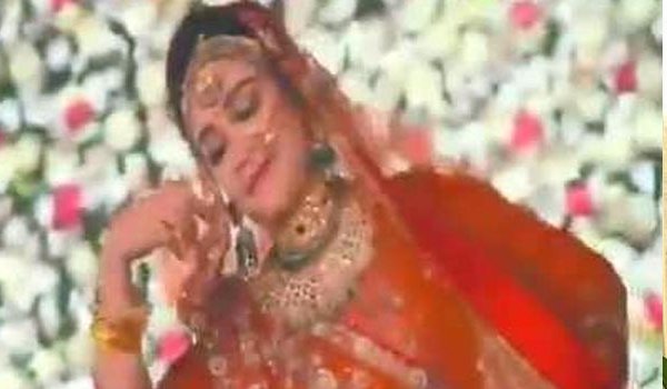 Mulayam singh's daughter in law Aparna yadav dances to ghoomar