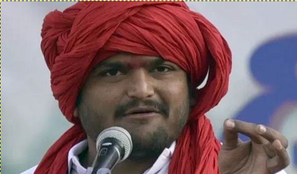 हार्दिक पटेल ने पुलिस सुरक्षा को जासूसी की चाल बताते हुए ठुकराया हार्दिक पटेल ने पुलिस सुरक्षा को जासूसी की चाल बताते हुए ठुकराया
