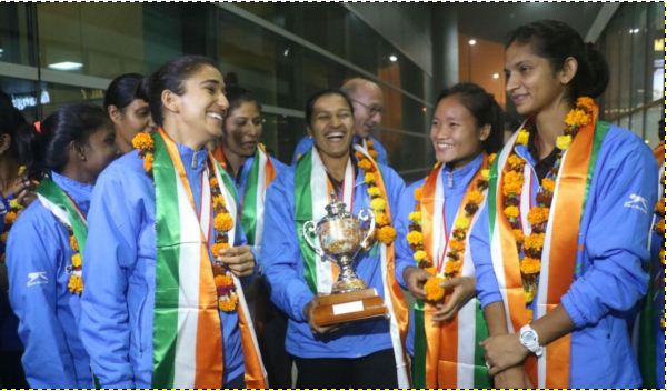 महिला हॉकी टीम की प्रत्येक खिलाड़ी को 1 लाख रुपए देगा हॉकी इंडिया महिला हॉकी टीम की प्रत्येक खिलाड़ी को 1 लाख रुपए देगा हॉकी इंडिया