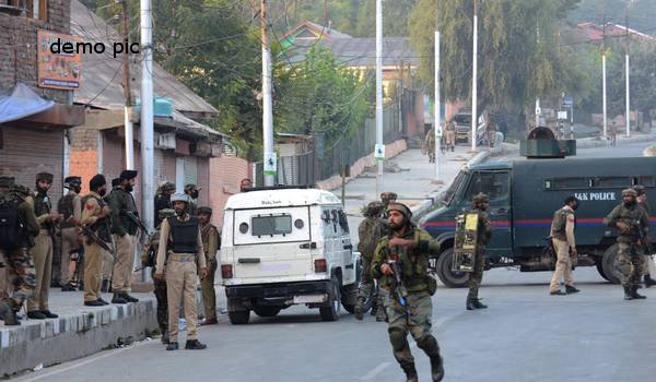 कश्मीर में 3 आतंकवादी गिरफ्तार, 1 सैनिक शहीद