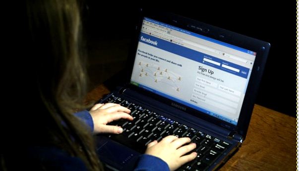 ब्रिटेन : 13 वर्ष से कम उम्र के नहीं चला पाएंगे फेसबुक, ट्वीटर