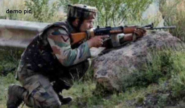 कश्मीर में दो मुठभेड़ों में 5 आतंकवादी ढेर, कमांडो घायल