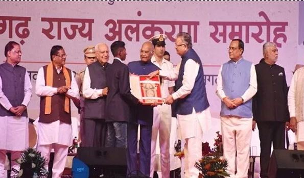 छत्तीसगढ : महापौर ने राष्ट्रपति कोविंद को सौंपी रायपुर शहर की चाबी छत्तीसगढ : महापौर ने राष्ट्रपति कोविंद को सौंपी रायपुर शहर की चाबी