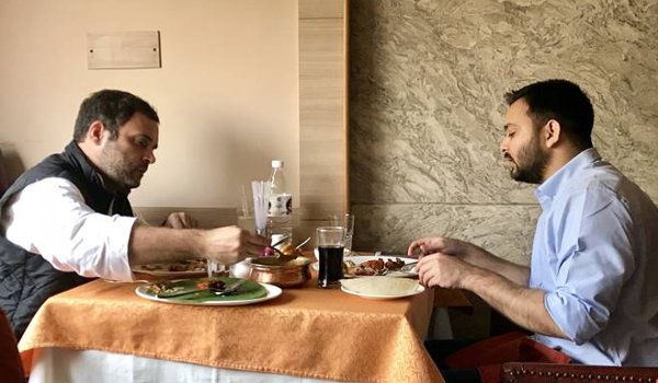 राहुल गांधी ने तेजस्वी यादव के साथ किया लंच, टिवटर पर उडने लगा मजाक राहुल गांधी ने तेजस्वी यादव के साथ किया लंच, टिवटर पर उडने लगा मजाक