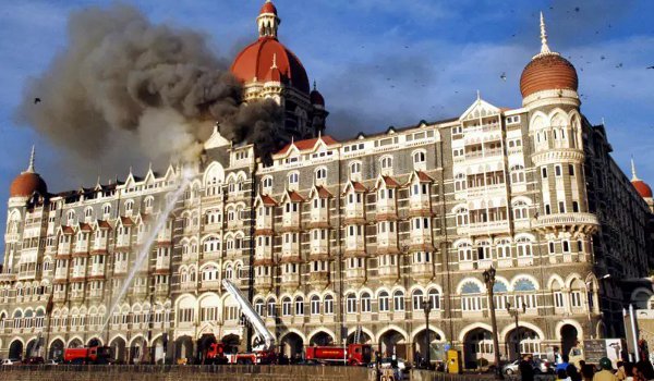 बॉलीवुड सितारों ने 26/11 के पीड़ितों को अर्पित की श्रद्धांजलि बॉलीवुड सितारों ने 26/11 के पीड़ितों को अर्पित की श्रद्धांजलि