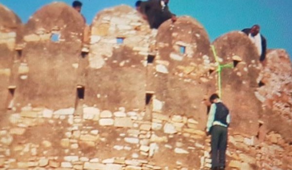 ‘पद्मावती’ विवाद : नाहरगढ़ किले की दीवार से लटका मिला युवक का शव