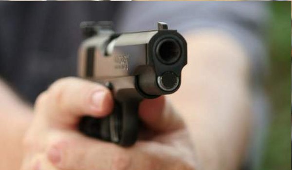 पटना में व्यवसायी की गोली मारकर हत्या, बेटा बचा पटना में व्यवसायी की गोली मारकर हत्या, बेटा बचा