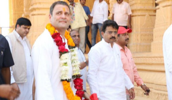 राहुल गांधी के सोमनाथ मंदिर दौरे से भड़का विवाद राहुल गांधी के सोमनाथ मंदिर दौरे से भड़का विवाद