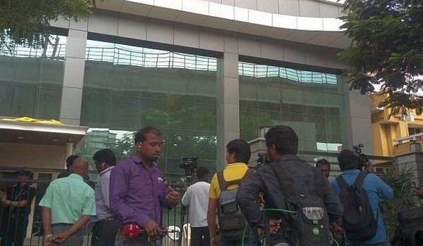 Jaya TV office, Mannargudi premises of Sasikala, Dinakaran raided by I-Tax men