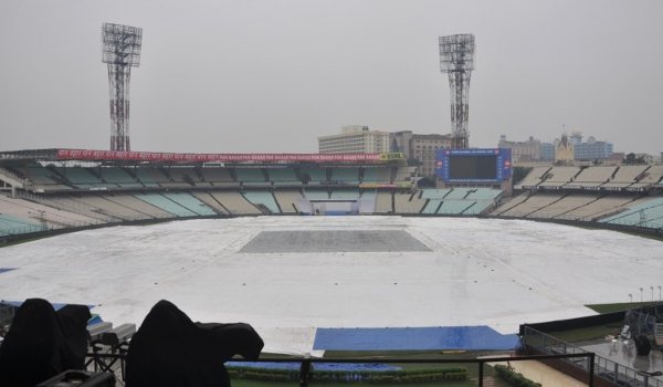 कोलकाता टेस्ट : बारिश, लकमल, रोशनी से प्रभावित रहा पहला दिन
