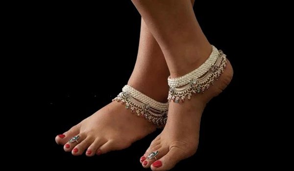अदब ना थे उनमें, वे नए रईस थे