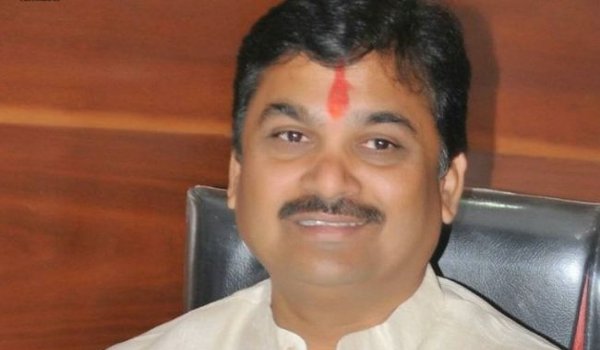 महाराष्ट्र : मंत्री राम शिंदे के खुले में पेशाब करने से भाजपा शर्मसार महाराष्ट्र : मंत्री राम शिंदे के खुले में पेशाब करने से भाजपा शर्मसार