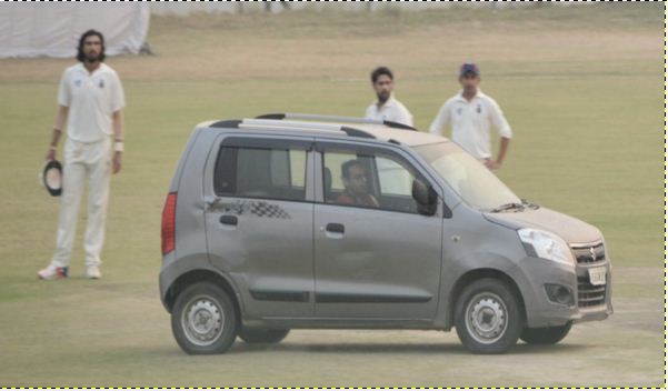 दिल्ली-यूपी रणजी ट्रॉफी मैच के दौरान कार लेकर मैदान में घुसा एक शख्स