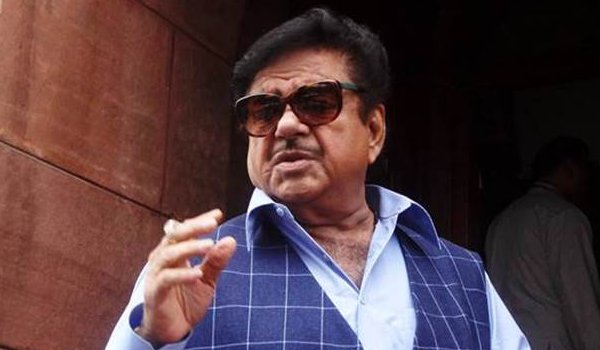 खुशामद करने वालों की टाेली है मोदी सरकार के मंत्री : शत्रुघ्न सिन्हा खुशामद करने वालों की टाेली है मोदी सरकार के मंत्री : शत्रुघ्न सिन्हा