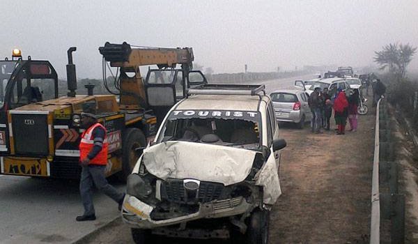 यमुना एक्सप्रेस-वे पर कोहरे के चलते कई गाड़ियां टकराईं