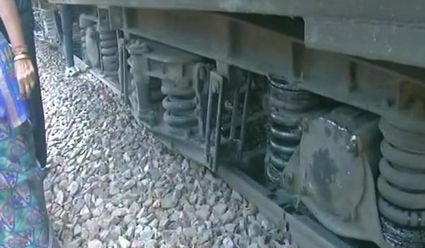 दिल्ली-गाजियाबाद ट्रेन का कोच पटरी से उतरा, कोई घायल नहीं