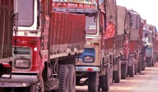 दिल्ली में ट्रकों व निर्माण गतिविधियों से प्रतिबंध हटा, पार्किंग के दाम घटे