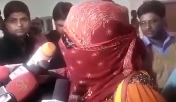 12 साल तक पुलिस आॅफिसर ने बनाए शारीरिक संबंध, अब छिटका 12 साल तक पुलिस आॅफिसर ने बनाए शारीरिक संबंध, अब छिटका