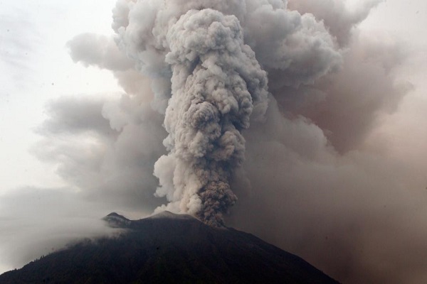 बाली : ज्वालामुखी विस्फोट से वातावरण में धुएं, राख का गुबार