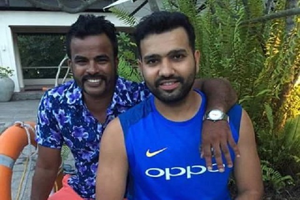 मुसीबत में फंसे फ़ैन की मदद के लिए उठाया ये कदम, रोहित अच्छे खिलाड़ी ही नहीं बल्कि अच्छे इंसान भी हैं मुसीबत में फंसे फ़ैन की मदद के लिए उठाया ये कदम, रोहित अच्छे खिलाड़ी ही नहीं बल्कि अच्छे इंसान भी हैं