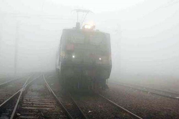 दिल्ली में सुबह ज्यादा धुंध होने के कारण 15 रेलगाड़ियां हुई रद्द