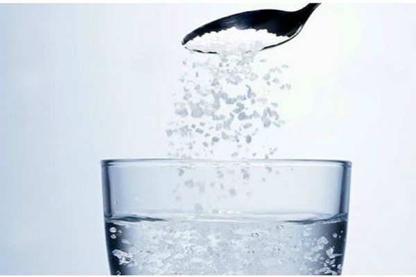 पानी में नमक मिलाकर पीना सेहत के लिए है लाभदायक