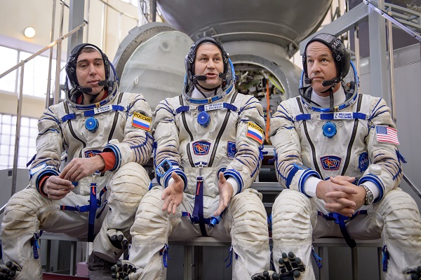 रूसी सोयुज 3 अंतरिक्ष यात्रियों संग अंतरिक्ष केंद्र के लिए रवाना