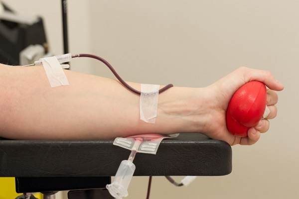 BLOOD DONATE करने से पहले रखें इन बातों का ध्यान