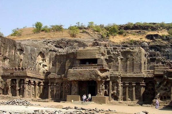 Located in Himachal Pradesh, small caves of Ellora give access to the 6th-8th century