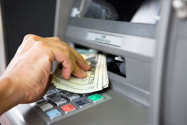 OMG ! ठंड से  हुआ ATM बीमार, ओढाकर बचाई जान