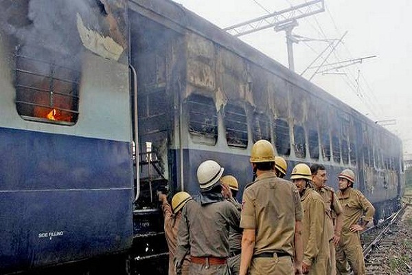 4 Dera supporters to set fire to rail compartment