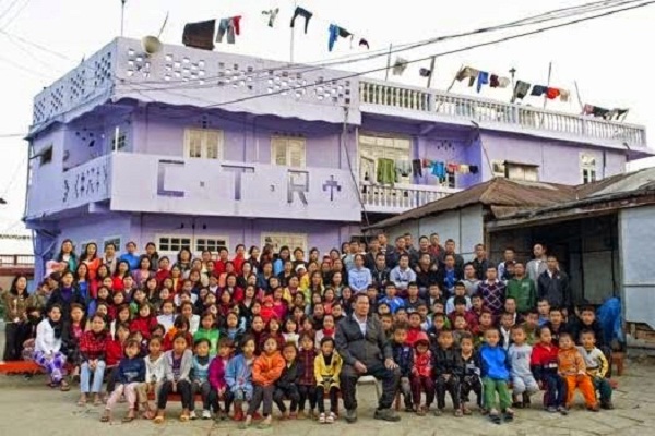 दुनिया का सबसे बडा परिवार, एक पति 39 पत्नियां और 94 बच्चे..