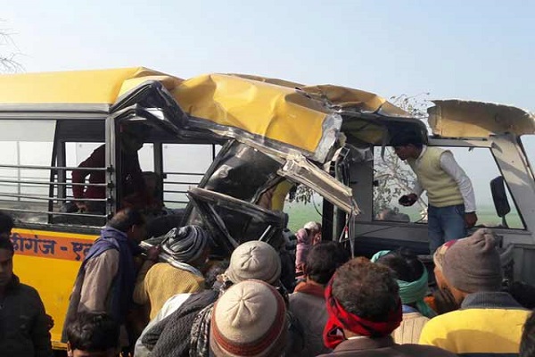 उप्र : ट्रक से टकराई स्कूली बस, 11 बच्चे घायल