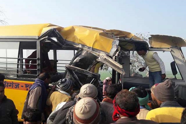 उप्र : ट्रक से टकराई स्कूली बस, 11 बच्चे घायल उप्र : ट्रक से टकराई स्कूली बस, 11 बच्चे घायल