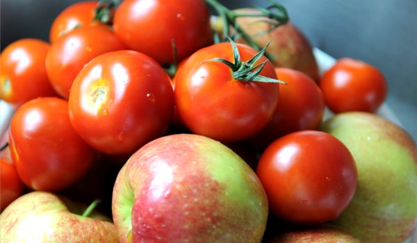 eating Apple and tomatoes could help keep your lungs healthy : study