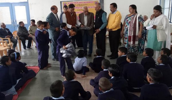 अजमेर जिला वैश्य महासम्मेलन ईकाई ने बधिर विद्यालय में बांटे स्वेटर अजमेर जिला वैश्य महासम्मेलन ईकाई ने बधिर विद्यालय में बांटे स्वेटर