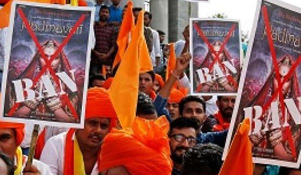 ‘पद्मावती’ पर पूर्ण प्रतिबंध लगे : करणी सेना ‘पद्मावती’ पर पूर्ण प्रतिबंध लगे : करणी सेना