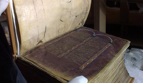 विशाल बाइबिल 1300 सालों बाद इंग्लैंड पहुंची