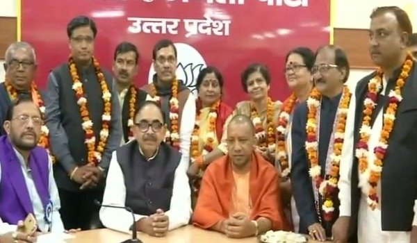 मोदी से मुलाकात के बाद गुजरात में चुनाव प्रचार करेंगे भाजपा के मेयर मोदी से मुलाकात के बाद गुजरात में चुनाव प्रचार करेंगे भाजपा के मेयर