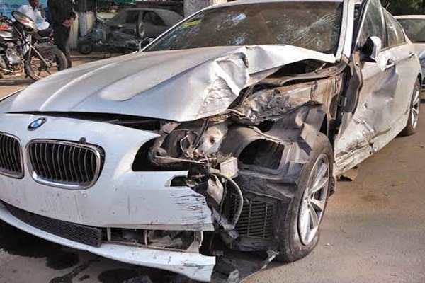 नशे में धुत चालक ने डिवाइडर से टकराई BMW