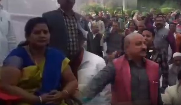 मेरठ में वंदेमातरम को लेकर शपथ ग्रहण समारोह में बवाल मेरठ में वंदेमातरम को लेकर शपथ ग्रहण समारोह में बवाल
