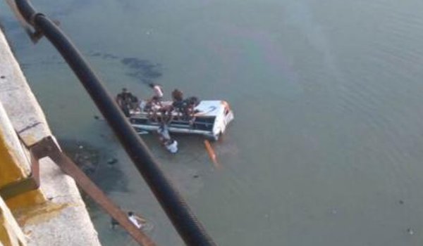 rajasthan : 32 killed as bus falls off bridge into river in Sawai Madhopur