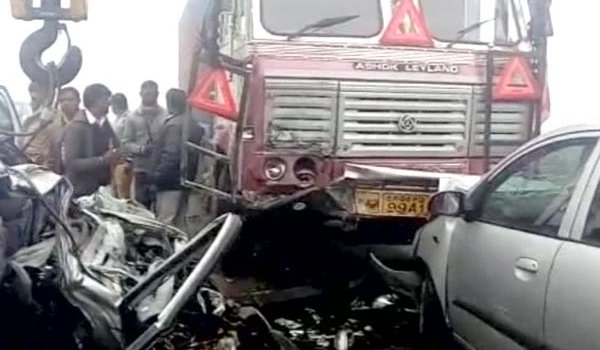 लखनऊ में ट्रक-कार की टक्कर, एक परिवार के 6 की मौत