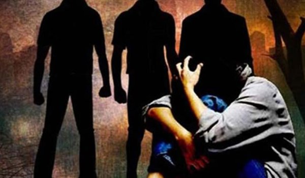 शाहजहांपुर में नाबालिग छात्रा से गैंगरेप, वीडियो बनाया शाहजहांपुर में नाबालिग छात्रा से गैंगरेप, वीडियो बनाया