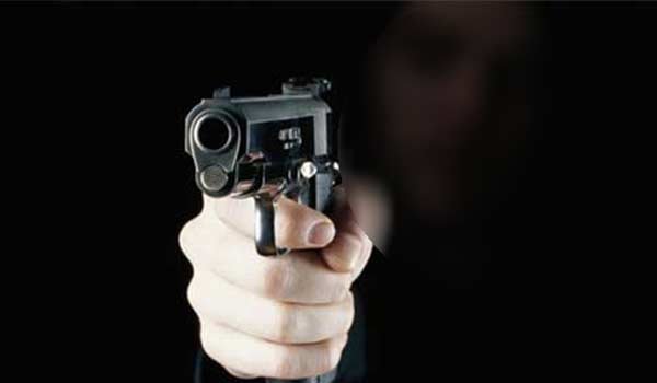स्टेट लेवल की शूटर महिला ने मां और भाई पर चलाई गोली स्टेट लेवल की शूटर महिला ने मां और भाई पर चलाई गोली