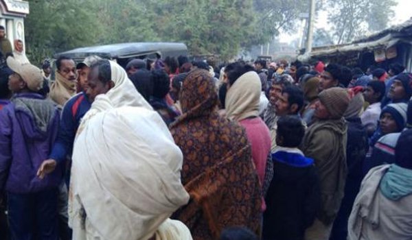 बिहार : ग्रामीणों ने चोरी कर रहे 2 लोगों को पीट-पीटकर मार डाला बिहार : ग्रामीणों ने चोरी कर रहे 2 लोगों को पीट-पीटकर मार डाला