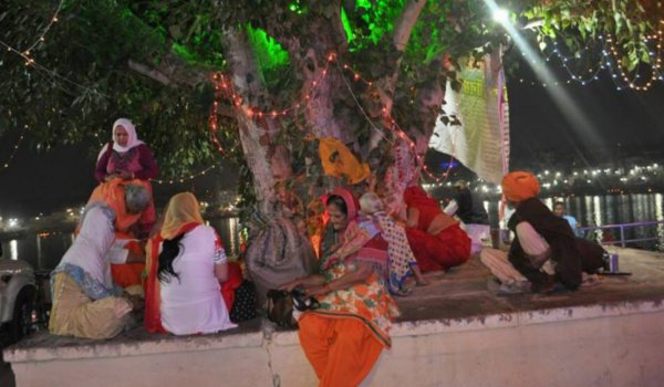 चंद यादों की परछाई में ढल गई शाम चंद यादों की परछाई में ढल गई शाम