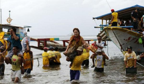फिलीपींस में 251 यात्रियों को ले जा रही नाव पलटी