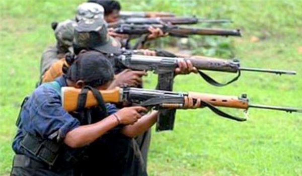 बिहार : नक्सलियों ने अगवा रेलकर्मियों को मुक्त किया बिहार : नक्सलियों ने अगवा रेलकर्मियों को मुक्त किया