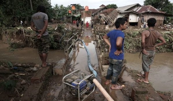 इंडोनेशिया में बाढ़, भूस्खलन से 20 की मौत